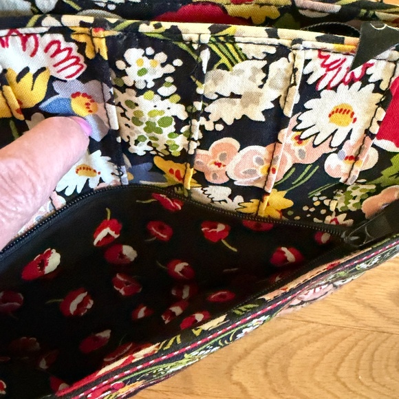 Vera Bradley Poppy Fields Handbag Purse Red Black Floral - Picture 11 of 15